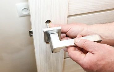 man-installing-doors-handle-repair-260nw-1408790969.jpg